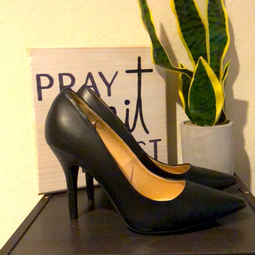 Chinese Laundry Black Leather Pumps